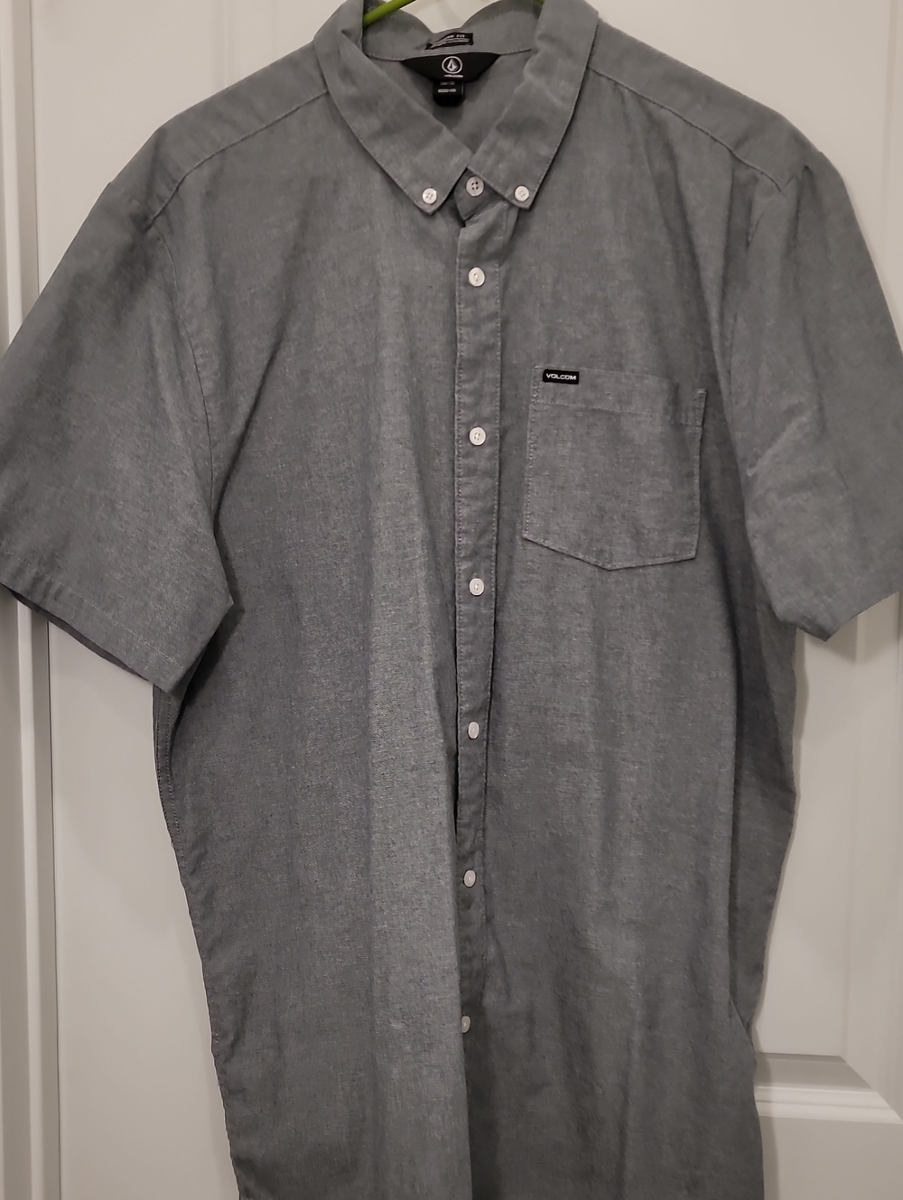 Volcom Men’s Gray Short-Sleeve Button-Up Shirt with Chest Pocket